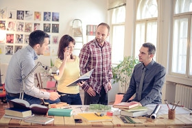 Mappenkurs mit Bewerbern für ein Designstudium